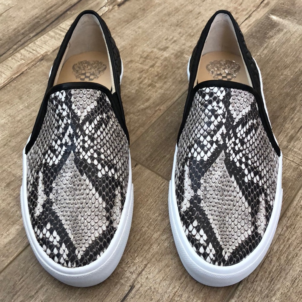 VINCE CAMUTO loafers